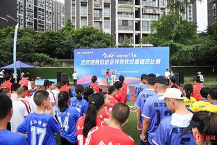 中国足球的未来！董路赛后带领足球小将们，向观众鞠躬致意？